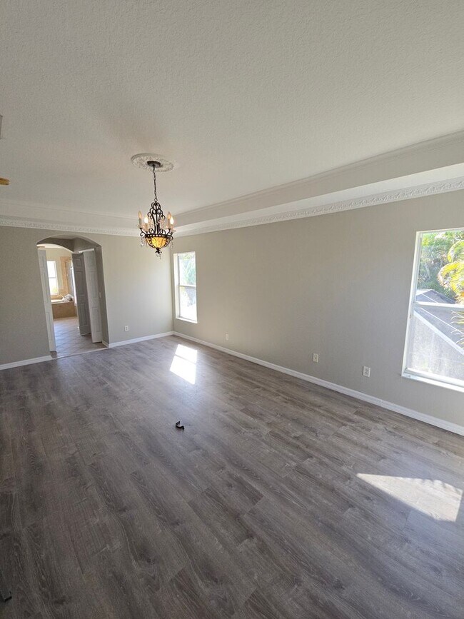 Building Photo - Newly Renovated 4/3 w/pool