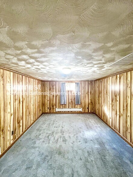 Building Photo - 2116 Oakwood Ln