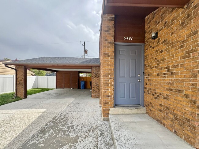 Building Photo - Charming 3-Bed Townhome in Holladay – Fenced Yard, Ample Parking & Prime Location