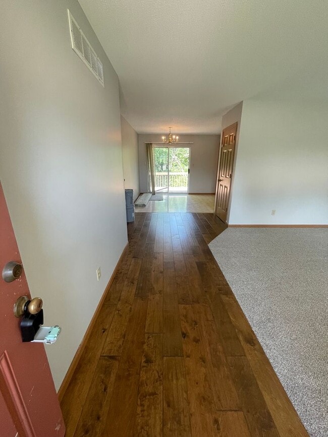 Building Photo - 3 bed/2 bath single- family home