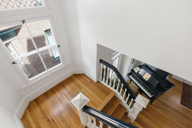 Building Photo - Stunning 5 Bedroom 2.5 Bathroom Home in Squirrel Hill