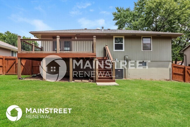 Building Photo - 404 SW Redwood Dr