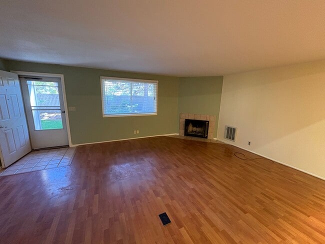 Building Photo - 2 Bed/2.5 Bath Townhome with Garage, Pool and Tennis Court
