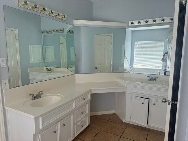 Building Photo - 4 Bedroom, 3 Car Garage Single Family Home in League City