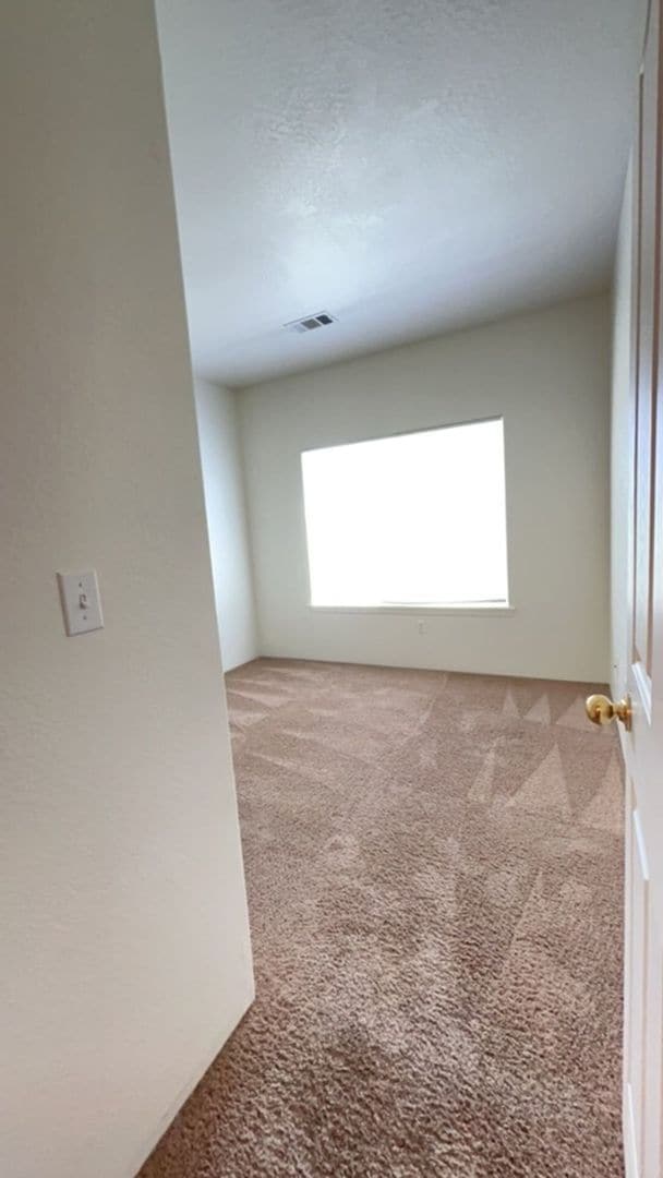 Building Photo - 3 Bedroom 2 Bath Downstairs Apartment