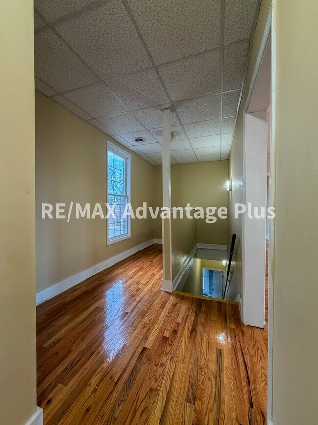 Building Photo - 400 S Main St