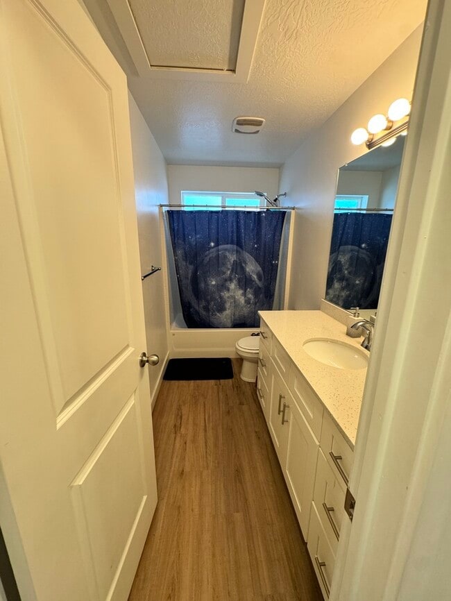 Building Photo - Your Next Home Awaits!