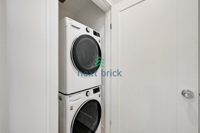 Building Photo - Beautiful 2 Bed 2.5 Bath Townhome for Rent