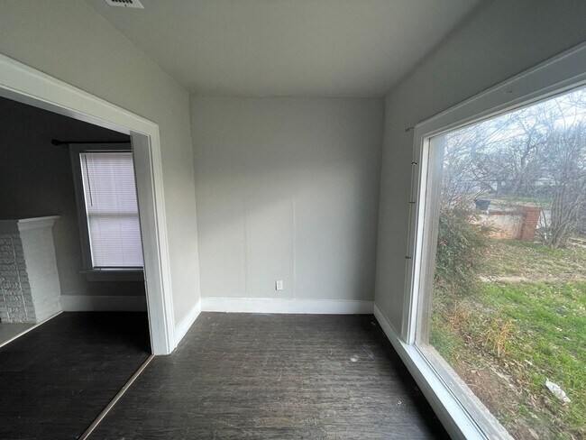Building Photo - 5 bedroom, 2 bath