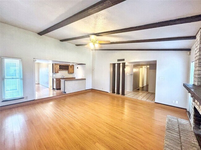Building Photo - Effortless Living in a Beautifully Modernized Space!