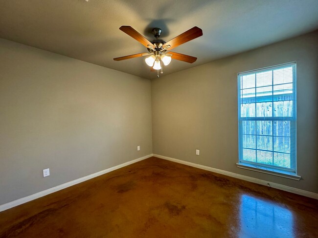 Building Photo - Single Family Home *LEASING SPECIAL AVAILA...