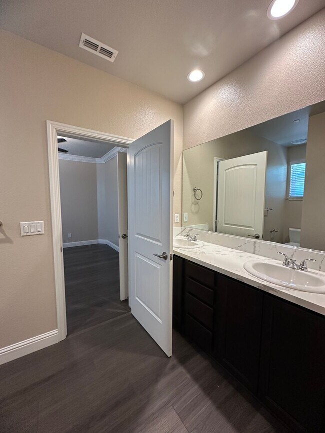 Building Photo - IMMACULANT 4 BEDROOM HOME 2.5 BATHROOM IN SALT CREEK