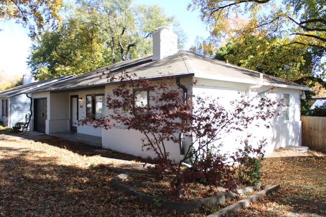 Building Photo - Spacious 4 bedroom and 2 bath with a very ...