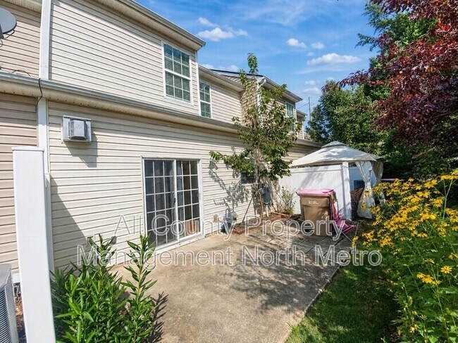Building Photo - 135 Primrose Dr