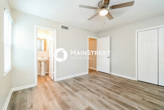 Building Photo - 4 Bedroom Pet-Friendly Home in FORT WORTH,...