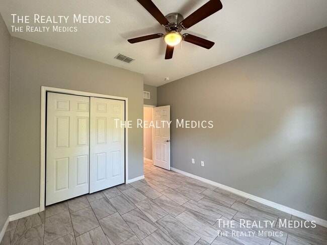 Building Photo - 2570 SE Rayburn Ave