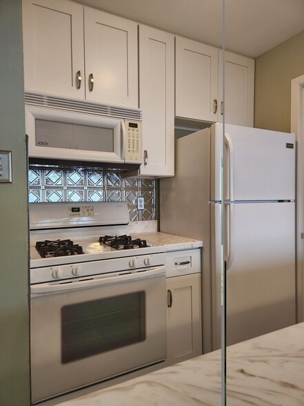 Kitchen - 608 Woodhollow Dr