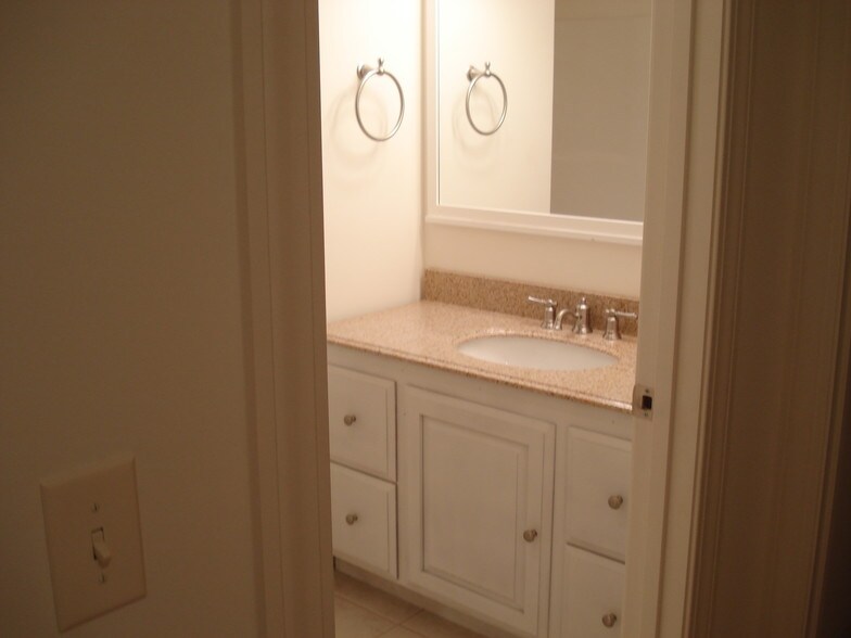 Full bath - 7 Carlisle St