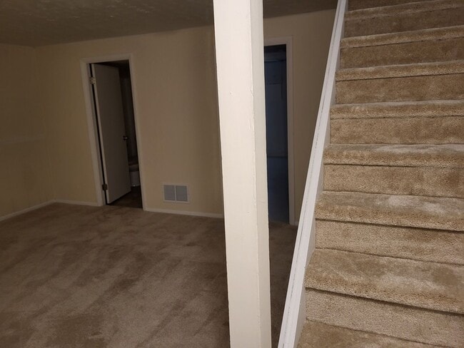 Building Photo - RARE 3-Bed Townhome in Fox Ridge Manor!