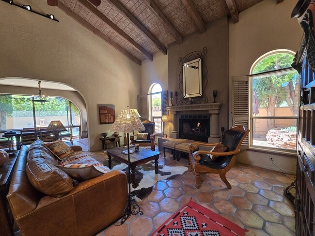 Building Photo - Furnished, 6-12 month rental