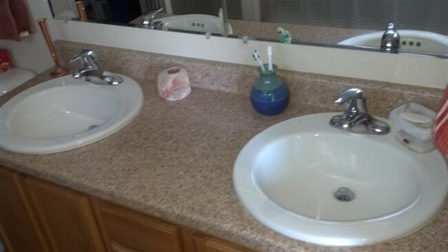 Building Photo - 2 Romans Pl