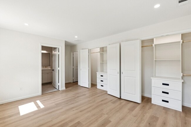 Building Photo - 8566 Sweetwood Dr