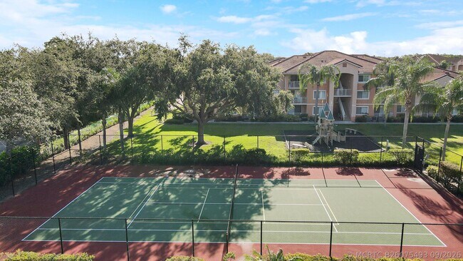 Building Photo - 241 SW Palm Dr