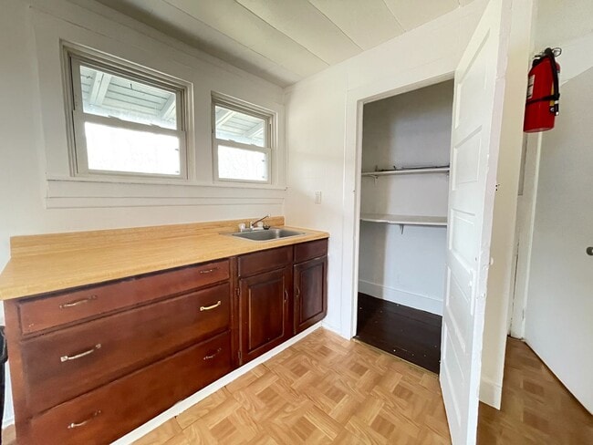 Building Photo - Adorable 1 bedroom House FOR RENT in Bridg...