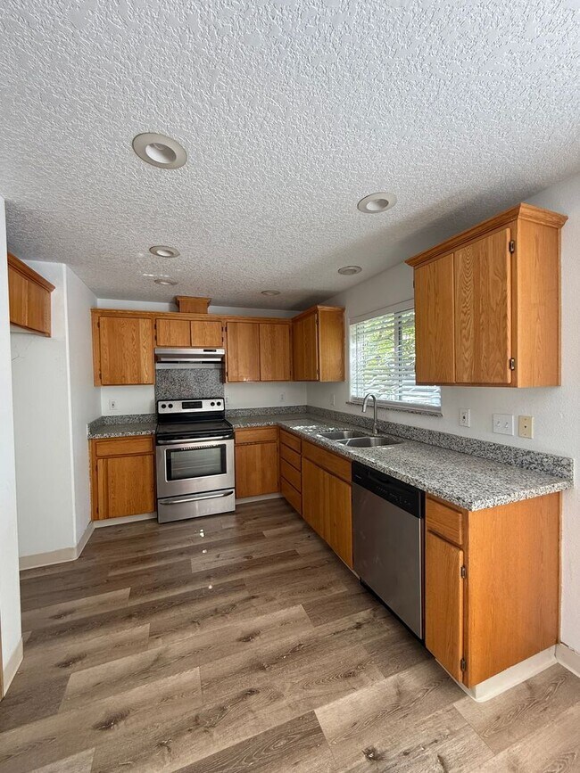 Building Photo - 3 Bed, 2 Bath with Garage, W/D, and Fenced...