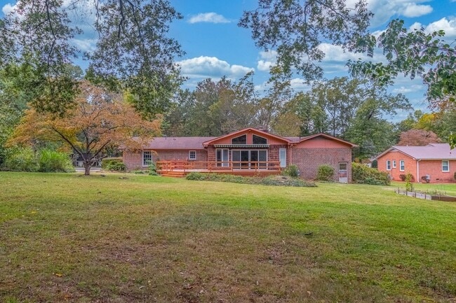 Building Photo - 204 Lake Cir Dr