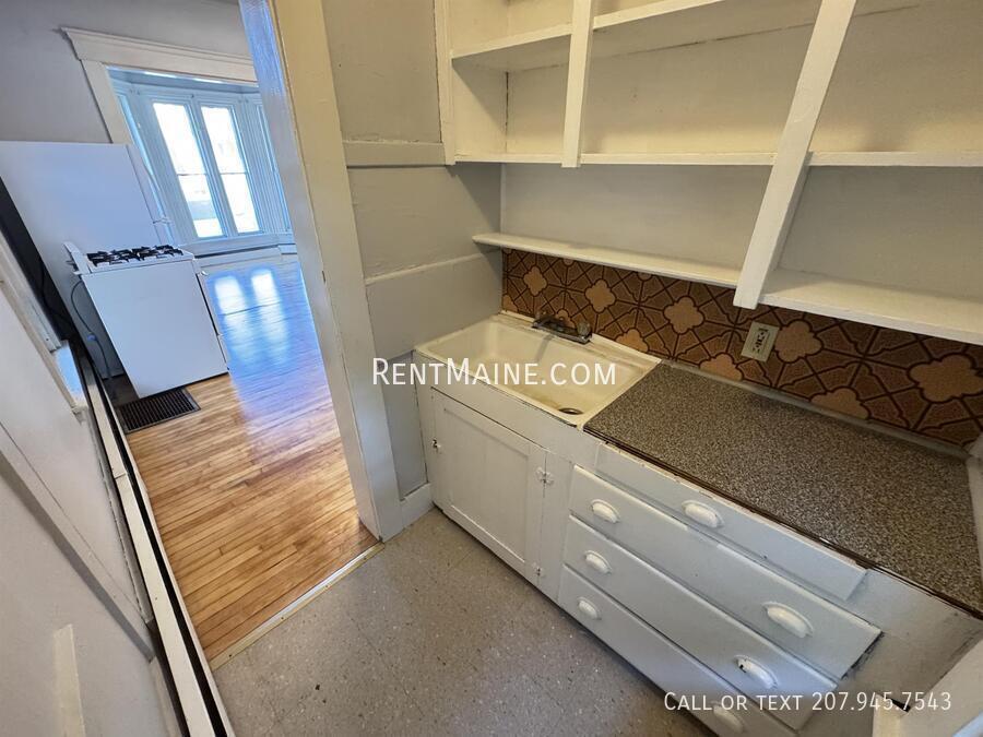 Building Photo - 232 Center St