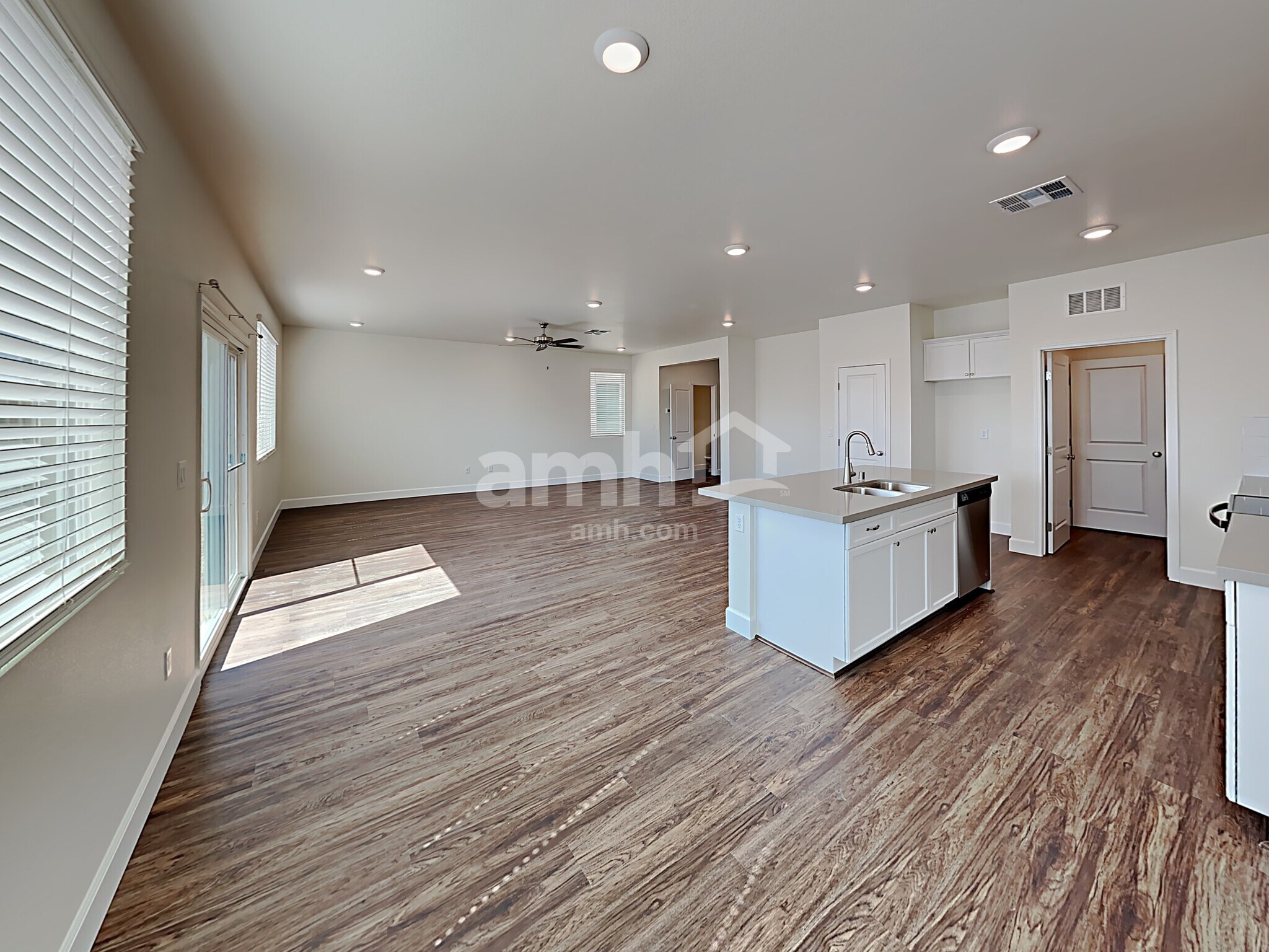 Building Photo - 2021 Reaves Wy