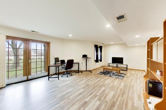 Building Photo - 943 W Essex Pl