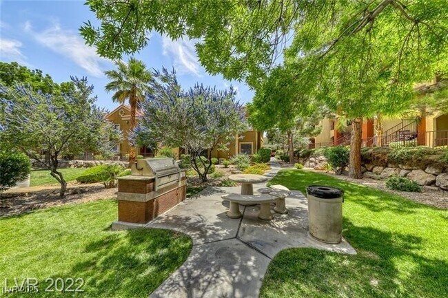 Building Photo - 950 Seven Hills Dr