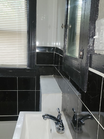 Building Photo - 209 E Rosewood Ave