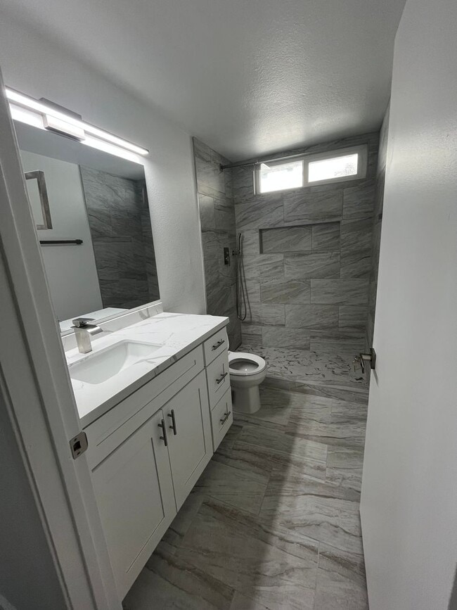 Building Photo - 2BR/2BA Condo Available Now - $1,000.00 Off First Months Rent