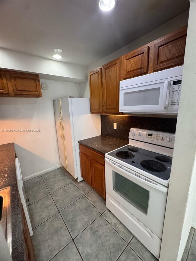 Building Photo - 2120 Sherwood Forest Blvd