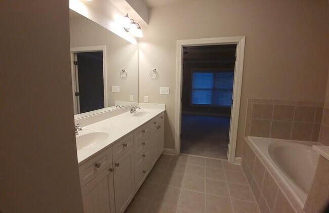 Building Photo - 4286 Baverton Dr