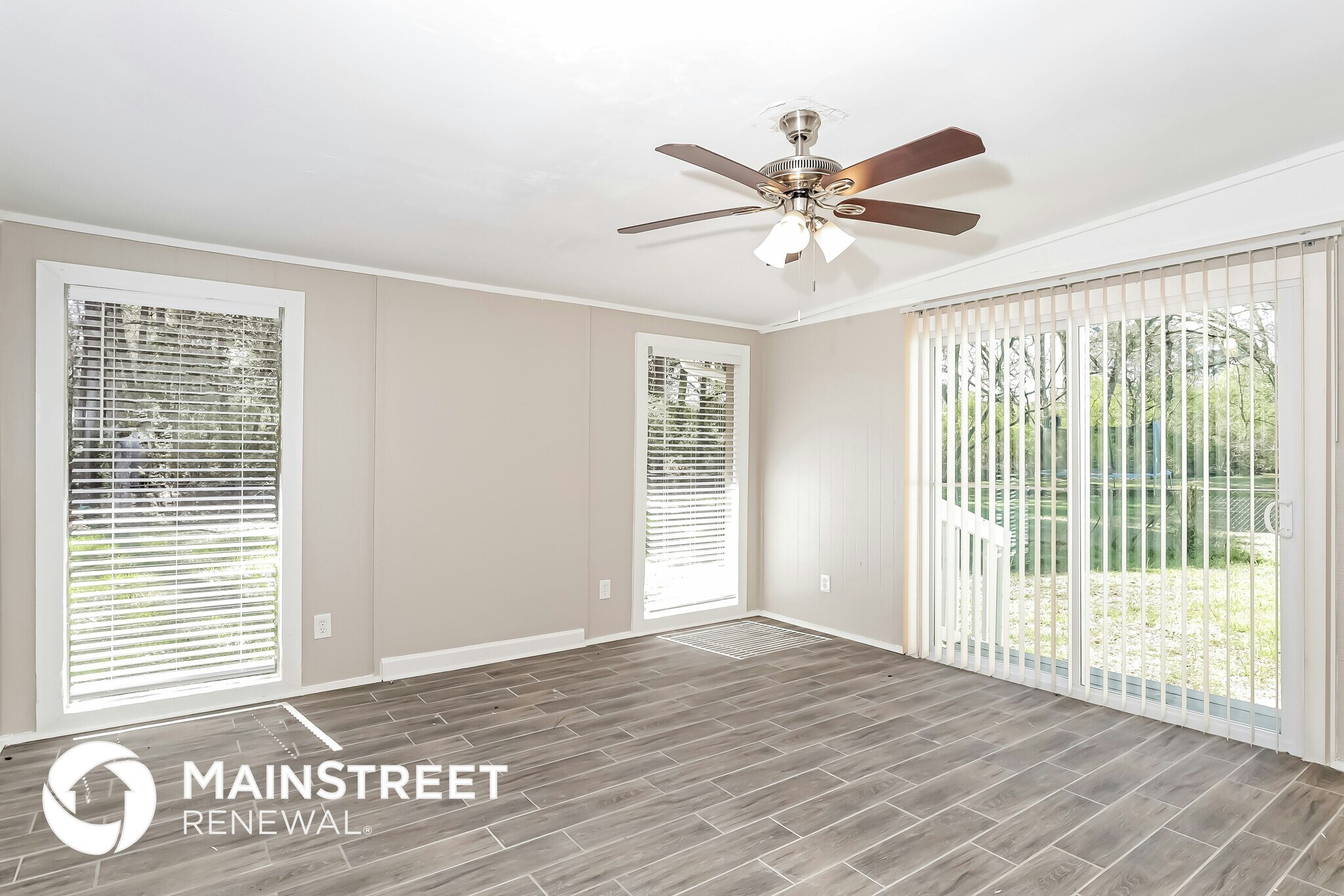 Building Photo - 634 Roxbury Dr