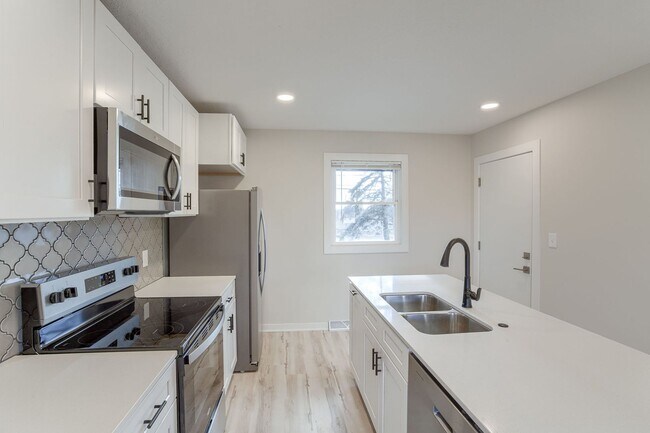 Building Photo - UPDATED 2 Bedroom Duplex With Garage!!