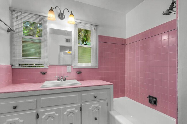 Building Photo - 2 bed + 2 bath in amazing location!!