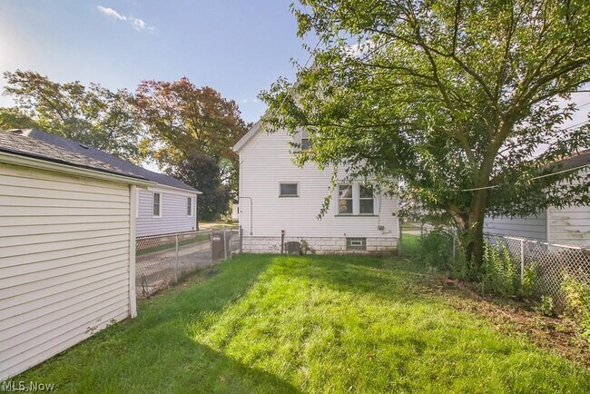 Building Photo - 4520 Kenmore Ave