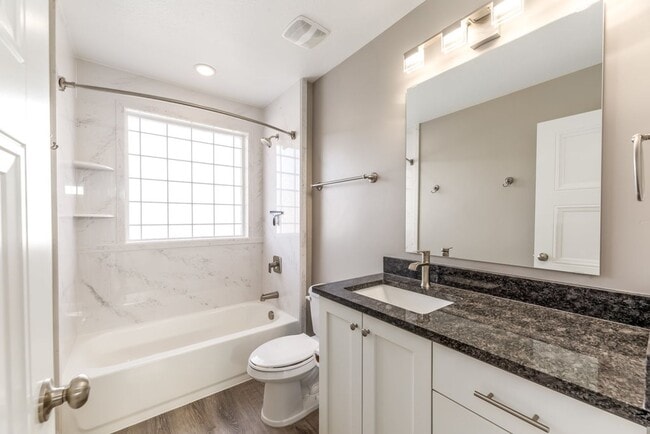 Building Photo - Stunning Above-Garage Apartment In Excelle...