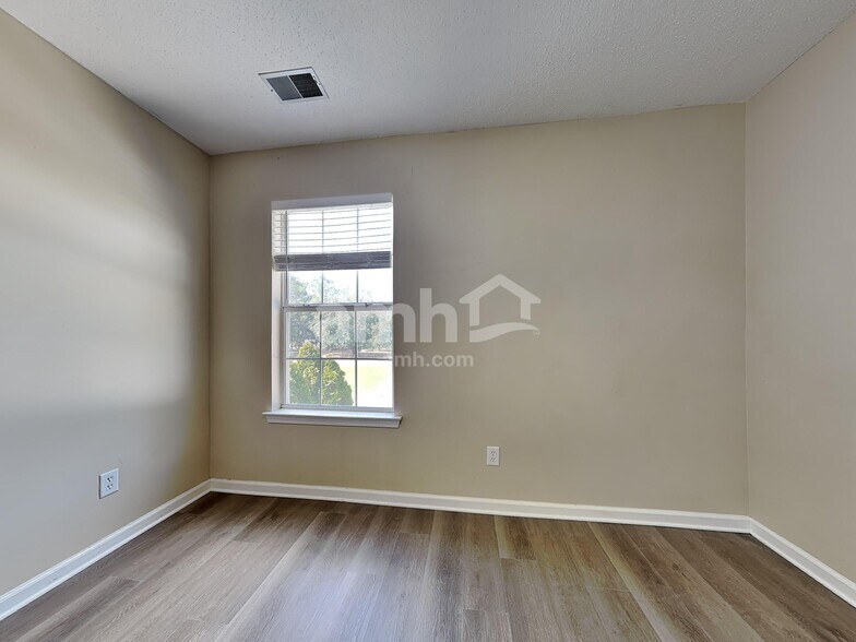 Building Photo - 210 Flat Rock Ter