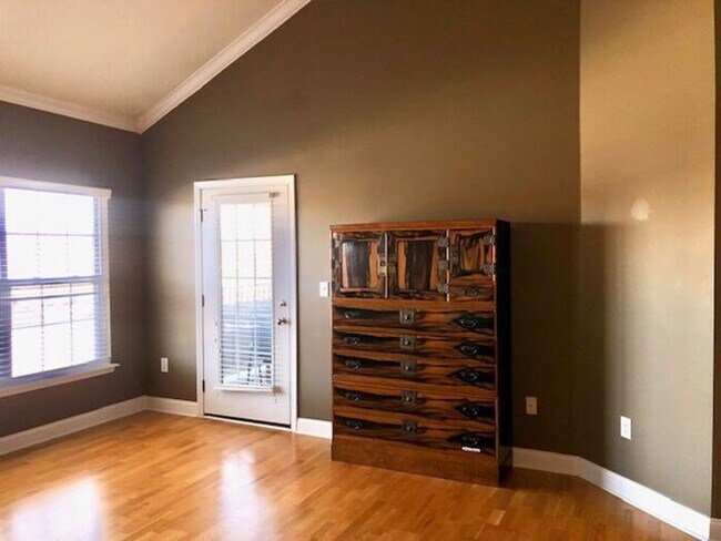 Building Photo - Top Floor Condo in Great Carmel Location!