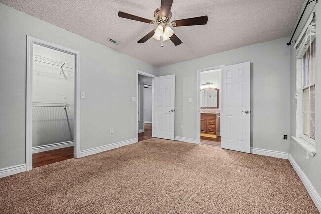Building Photo - 202 Brittany Ln
