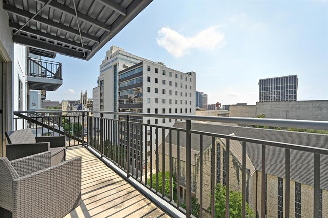 Building Photo - 800 Brazos St