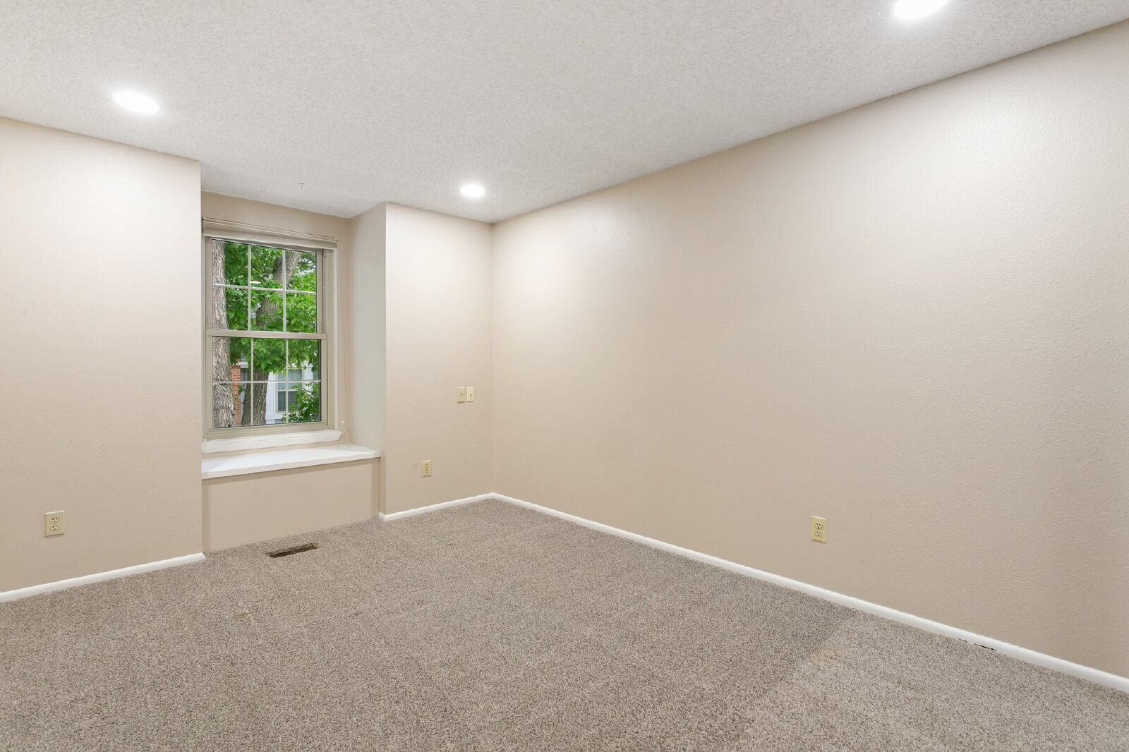 Building Photo - Charming 2BR + Loft Townhome with Stylish ...