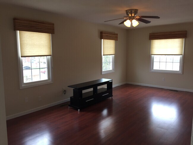 Building Photo - 2231 Glouchester Dr