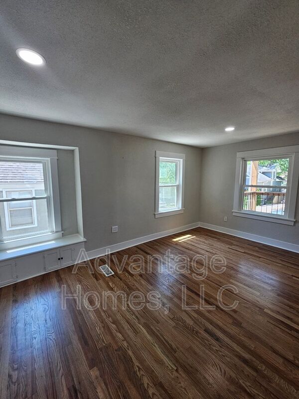 Building Photo - 4619 Bell St